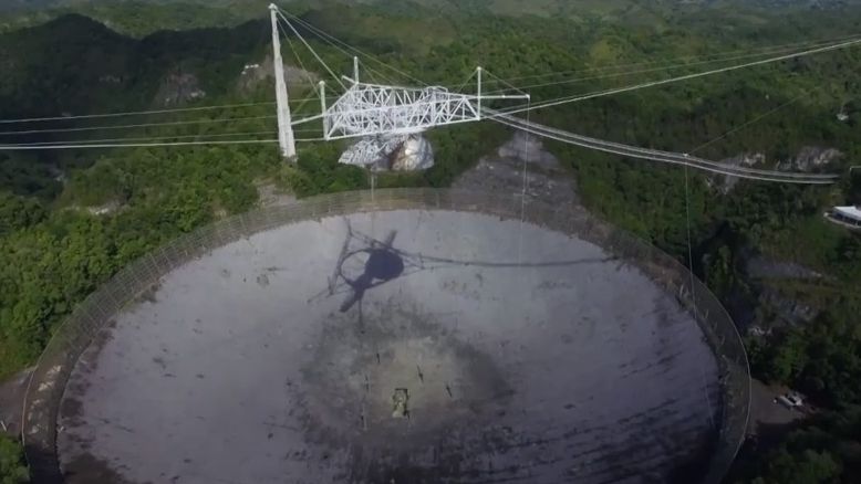 Gigantický radioteleskop z Bondovky se musí zbourat, hrozí mu zřícení